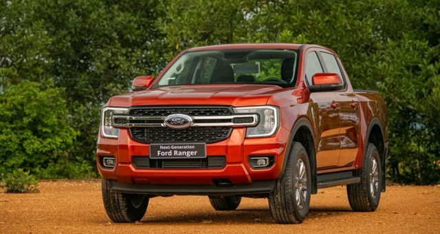 Phân khúc bán tải tháng 10/2025: Toyota Hilux vươn lên mạnh mẽ nhưng chưa thể 'làm khó' Ford Ranger